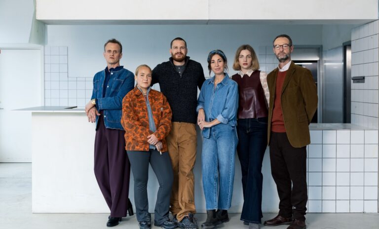 Dramakomedien ‘Bag enhver mand’ vender tilbage