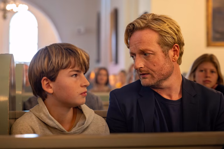 Se trailer til OVER STREGEN